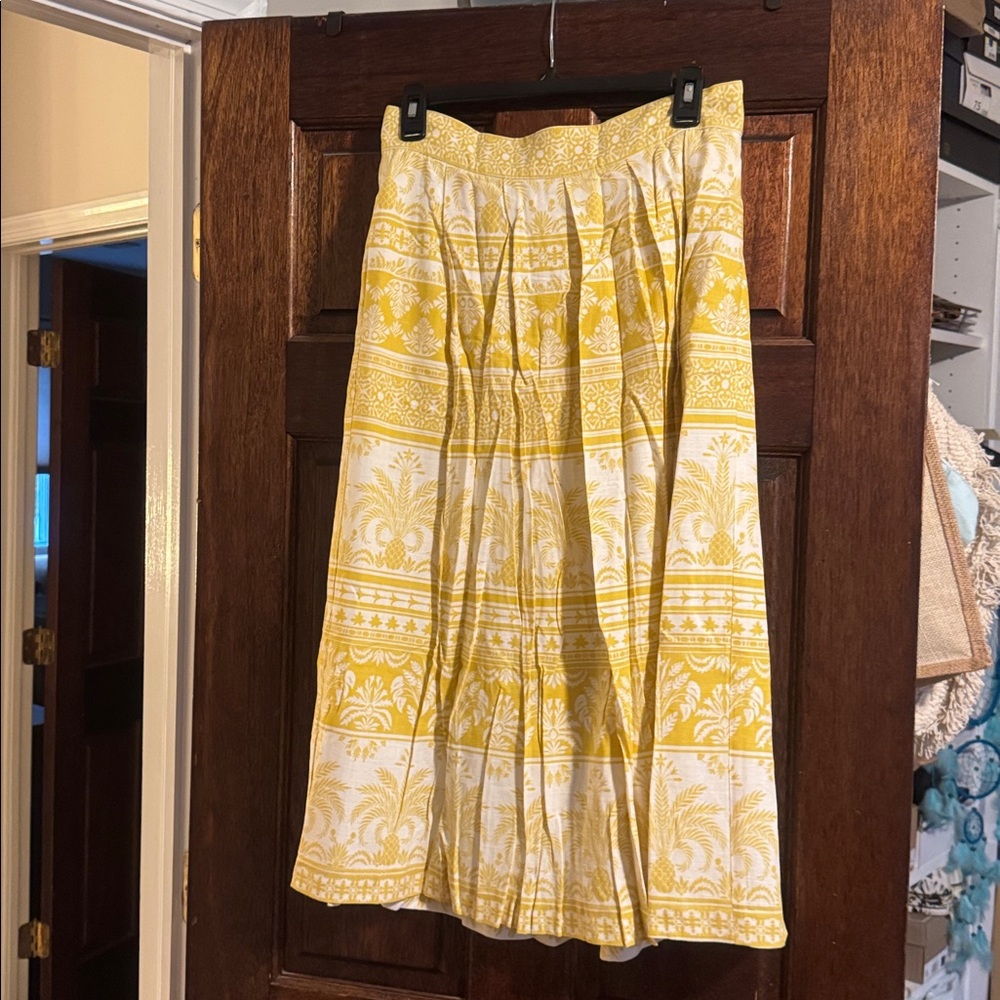 Ann Taylor- Yellow and White Pineapple Patterned Skirt